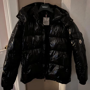 Svart pufferjacka från Moncler - Snygg svart pufferjacka från Moncler. Endast använd 2 gånger. Säljer då jag har andra jackor jag använder mer. 