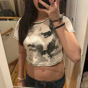 Graphic baby tee  - Baby tee/ crop topp från h&m 🩷 Säljer då jag inte längre har denna stil! Inga defekter. Även om den är i storlek M så passar den perfekt på mig som bär xs/s, den sitter bara lite lösare  🙌 om ni har frågar är det bara att fråga! Priset kan diskuteras, använda gärna köp nu knappen 💕