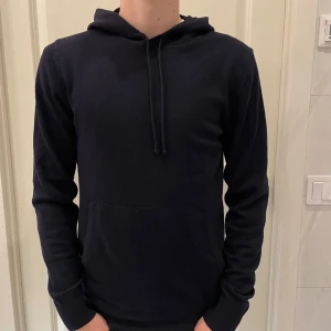 J.Lindeberg Merino Hoodie - J.Lindeberg Merino Hoodie - Bra skick (lite damm på bilderna men fixar det) - Storlek: S - Nypris: 2000-3000 kr - Mitt pris: 1499 kr - Modellen är 173 cm och väger 64 kg - Kontakta vid frågor!