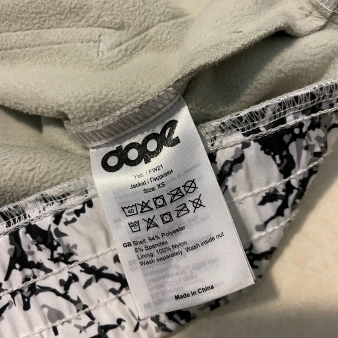 Vit och svart hoodie från Dope - 91