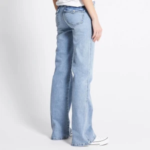 Bootcut jeans - Bootcut jeans med knäppbara fickor på baksidan. Använda, men i ett bra skick. (Lånad första bild) Kan visa fler bilder💗