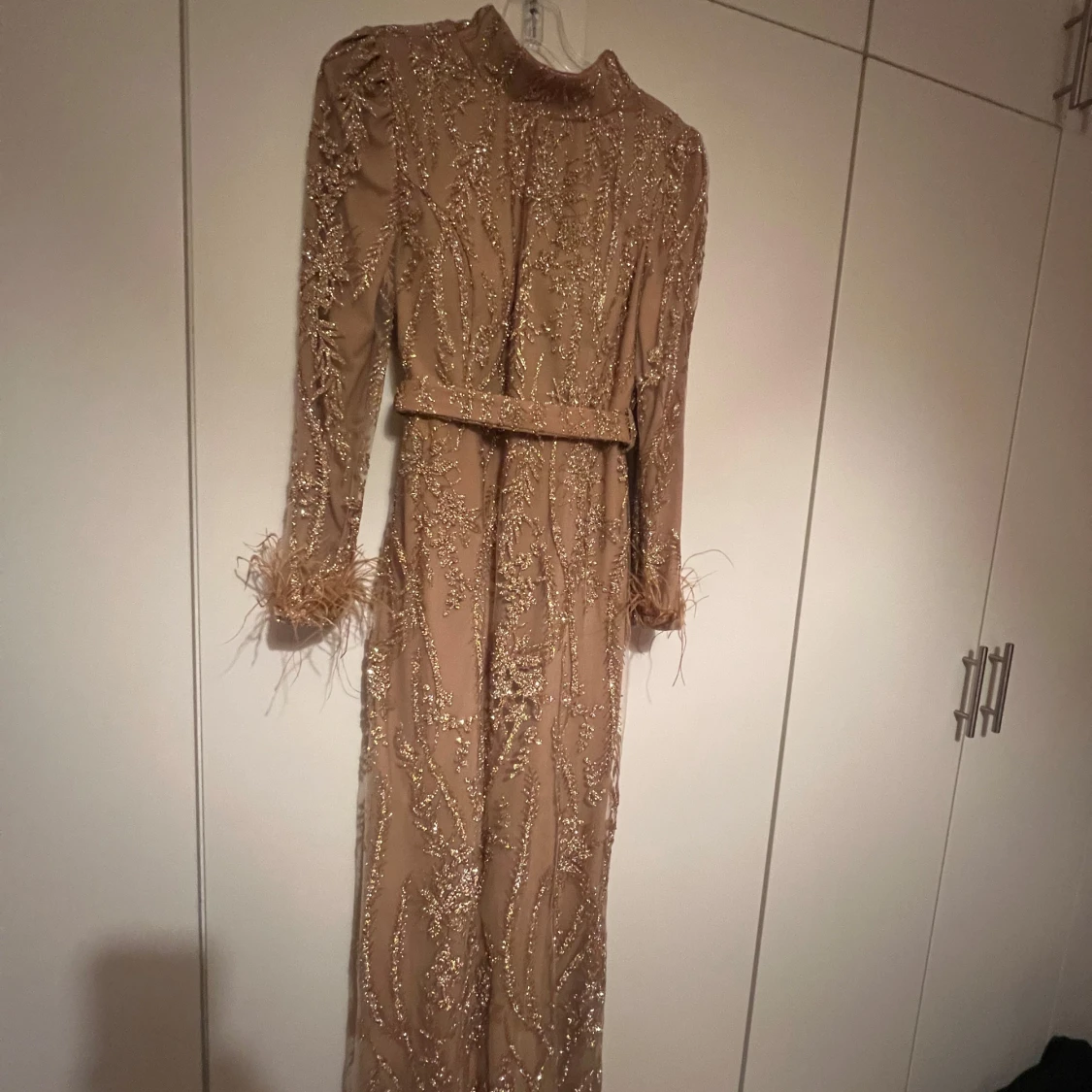 Glittrig beige långklänning - 90