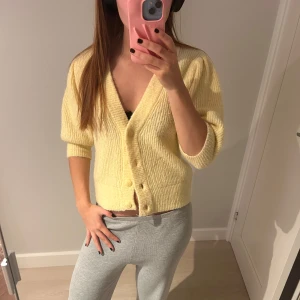 Gul stickad kofta - Mysig gul stickad kofta med knappar framtill, så fin från mango. Passar perfekt på sommaren!!