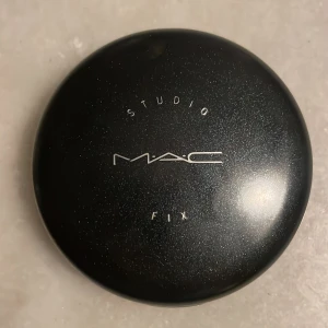 MAC Studio Fix Powder Plus Foundation - MAC Studio Fix Powder Plus Foundation i nyansen NW45. Kompakt puderfoundation som ger en matt finish och jämn täckning. Perfekt för att kontrollera glans och hålla sminket på plats hela dagen.