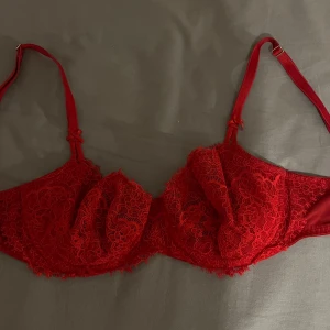 Röd spets-bh från Victoria's Secret - Snygg röd bh från Victoria's Secret med vacker spetsdetalj. Den har justerbara axelband och en klassisk design som ger bra stöd. Perfekt för att känna sig extra fin.