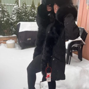 Svart pälsjacka från Garoff - Storleken är som en M. Köpt för 5999 aldrig använd prislapparna är kvar. Säljer för 2500/3000 och mindre om de blir en snabb affär. Passar L och M men bättre M, äkta päls som går att ta av o sätta på lite här o var om man vill de