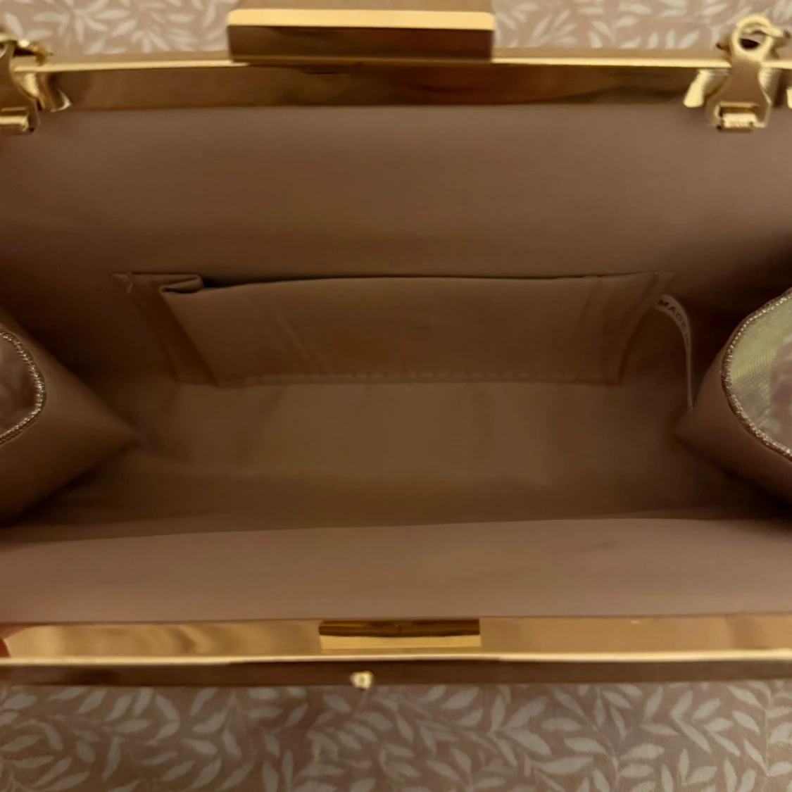 Glittrig kuvertväska med gulddetaljer - 90