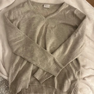Stickad tröja - Stickad tröja, storlek L men passar även en M. Fint skick. Lite nopprig