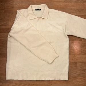 Vit pikétröja från Dazy - Säljer en stilren vit pikétröja från Dazy i storlek L. Tröjan har långa ärmar och en klassisk krage. Perfekt för en avslappnad men ändå snygg look. Tillverkad i ett mjukt material som känns skönt mot huden. Inga fläckar eller slitage. Skriv gärna om ni har frågor allt ifrån pris till fler bilder. 