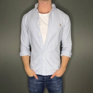 Ralph lauren skjorta - Hej säljer nu min fina Ralph Lauren skjorta i storlek S. Den är i nyskick och kommer vara otroligt snygg i höst/vinter. Nypris cirka 1500kr! Vi kommer att sälja liknande produkter nu närmare vinter så glöm inte följa profilen!🌊🍾