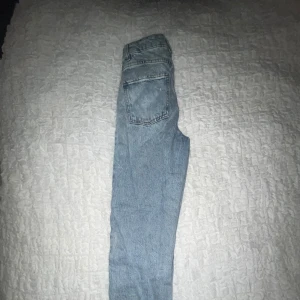 Ljusa jeans från Zara - Snygga ljusblå jeans från Zara. Använt fåtal gånger. Modell: Mom jeans