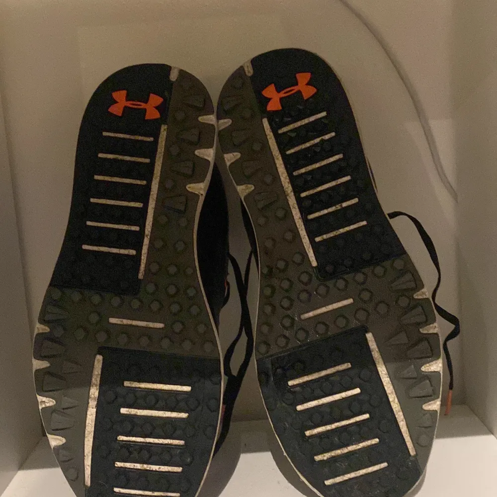 Svarta golfskor från under armour i modellen Hovr fade SL. Skick 8,5/10, väldigt sparsamt använda. Nypris 1499kr. (Skriv vid funderingar). Kengät.