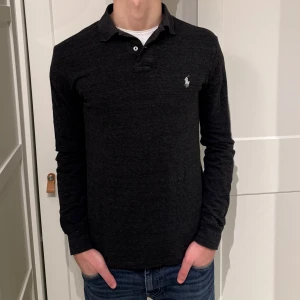  Ralph Lauren pikétröja  - Långärmad Ralph Lauren piké i färgen svart. Inga defekter på tröjan. Size M (slim fit) modellen är 177cm. Hör av dig vid funderingar!