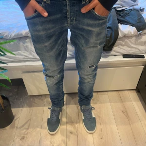 Dondup George jeans  - Marknadens fetaste jeans. Hej, säljer nu dessa dondup jeansen. Storlek 31. Skick 9/10. Ny pris = 4500:-. Säljas för 1299kr