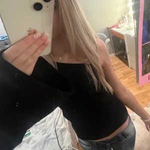 Svartglittrig one shoulder topp - Jätte fin!!! Storlek xxs men passar xs/s också 🥰🥰