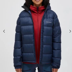 Blå dunjacka från Peak Performance - Snygg och varm blå dunjacka från Peak Performance. Köpt på Plick tidigare och använd mycket men inga defekter 🤗