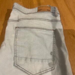 Ljusblå jeans från Denimation - Säljer ett par ljusblå jeans från Denimation. De har en klassisk femficksdesign och en bekväm passform. Perfekta för en avslappnad stil.