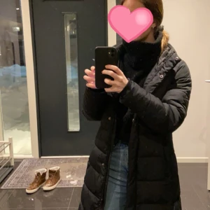 Svart jacka - Säljer denna jacka, använd en vinter och i fint skick🩷🩷