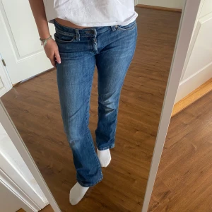 Lågmidjade Wrangler jeans - Jeans från Wrangler, W29 L32 IRIS. Jättesnygga jeans som passar till allt! Har ett litet hål i bakfickan, skirv för bild!