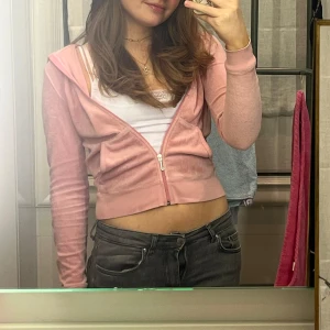 Juicy couture kofta - Rosa juicy couture kofta i storlek S/XS. Den har varit på kemtvätt en gång och är i superbra kvalitet utan defekter. Skriv för frågor eller prisförslag 😽