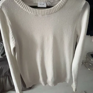 Vit stickad tröja - Jättefin stickad tröja från vila. Inga tecken på använd
