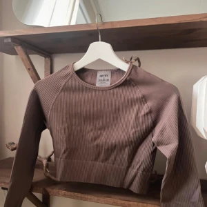 Aimn träningströja - Säljer en brun ribbad croppad tröja från aimn. Använd ca 2-3 gånger