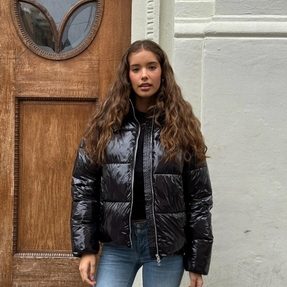 Svart glansig pufferjacka - 91