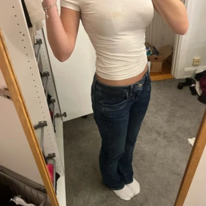 Blå jeans från ltb - Snygga blå jeans från ltb med bootcut-stil. De har en klassisk femficksdesign och en lågmidjad passform. Perfekta för en avslappnad look.