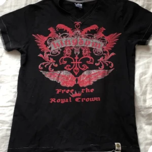 Svart t-shirt  - En tröja so m inte säljs längre.  Super snygg köpte för 200kr. Storlek 142/156 men skulle nog säga xs