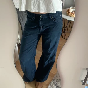 Mörkblå jeans med rak passform - Snygga mörkblå jeans med rak passform och klassisk design. Perfekta för en avslappnad stil. De har en knappgylf och fyrficksmodell. De är ifrån Carin Wester och original priset var 800kr! 