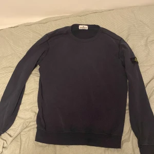 Mörkblå tröja från Stone Island - Säljer denna mörkblå stone island tröja för 600 kr pris kan diskuteras, skick 8/10 denna Sitter bra på sig som är 175 men sitter bättre mot personer som är kortare, kom i dm om minsta lilla fråga eller pris! 