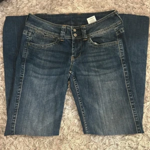 Blå jeans från Pepe Jeans - Snygga blå jeans från Pepe Jeans med klassisk femficksdesign och en bekväm passform. Tillverkade i en bomullsblandning för en skön känsla. Perfekta för en avslappnad stil.