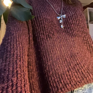 Vinröd stickad tröja - Säljer en mysig vinröd stickad tröja med lång ärm. Perfekt för kyliga dagar och har en avslappnad passform. Tröjan är enkel att matcha med jeans eller kjol för en stilren look. Lite tecken på slitage men perfekt nu på vintern.