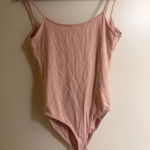 Beige baddräkt från Zara - Snygg beige baddräkt från AA med smala axelband och en djup rygg. Perfekt för en stilren look på stranden eller vid poolen.