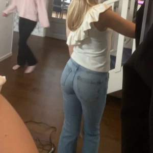 Blåa jeans - Söljer snygga blåa jeans från Gina