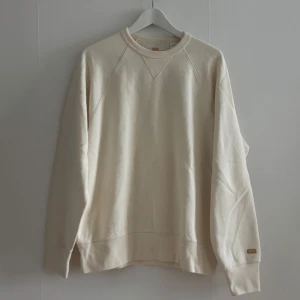 krämvit sweatshirt från Levi's - krämvit sweatshirt från Levi's. Levi's-loggan syns diskret på ärmen. boxig fit.