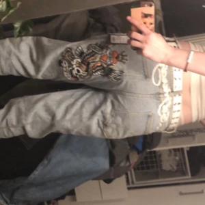 EdHardy Jeans  - Ed Hardy jeans storlek L men jag skulle säga att de passar på någon i storlek M mera. Nästan helt nya men inga defekter, färg ”bleach”.  Skriv gärna för fler bilder och vid snabb affär kan jag tänka mig att förhandla om priset 🫶🏻