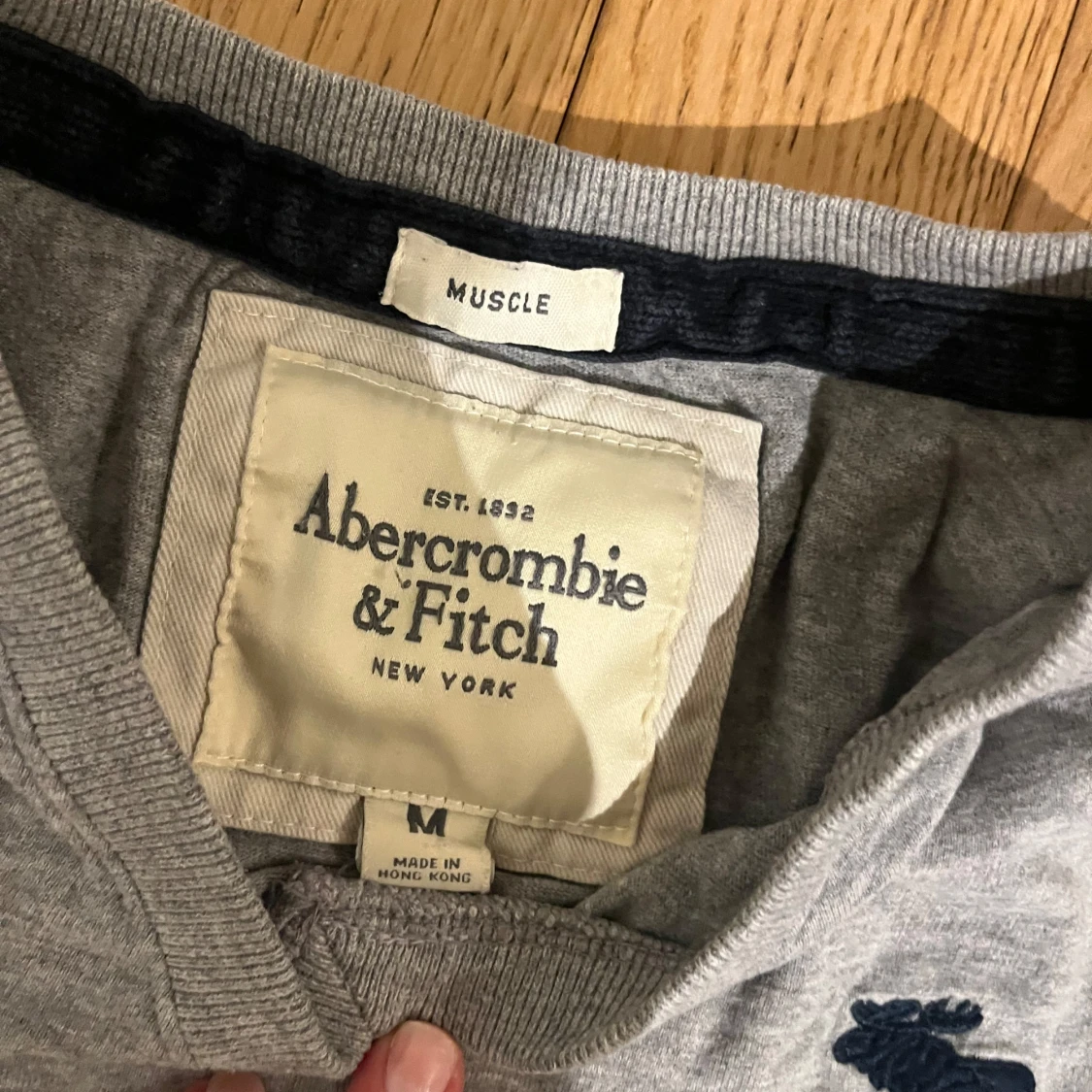 Grå t-shirt från Abercrombie & Fitch - 90