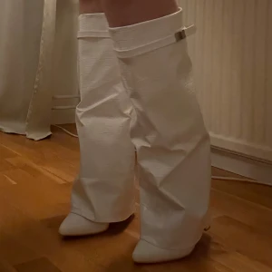 Vita fold over boots - Snygga vita stövlar, fold over boots från prettylittlething! Köpta i somras men adldrig använda! Stl 7, passar 39/40 i skor. Skriv till mig så fixar jag egna bilder! 