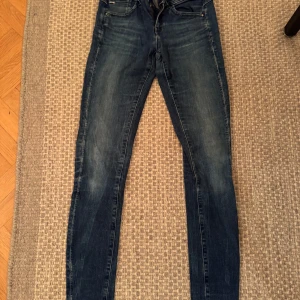 Blå skinny jeans från G-Star RAW - Snygga blå skinny jeans från G-Star RAW med klassisk femficksdesign och dragkedja. 26/32 stretchiga, Perfekta för en stilren look. 🌸Titta gärna på mina andra annonse🌸