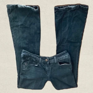 Bootcut jeans i mörkblå denim - Snygga bootcut jeans i mörkblå denim med klassisk femficksdesign. Perfekta för en avslappnad stil med en touch av retro. Midjemått 34 cm och innerbenslängd 78 cm 🩷 uppskattats storlek xs