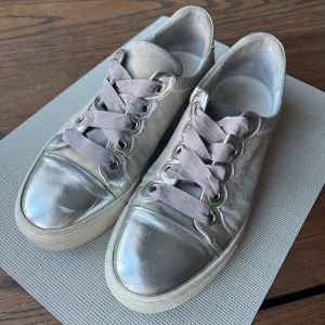 Silvriga sneakers i mocka, Billi Bi - Snygga sneakers i mocka men silver detaljer. Bekväma och inte utslitna. De har små skavanker i fram men inget som syns när man har på sig dem🩶 Nypris 1400