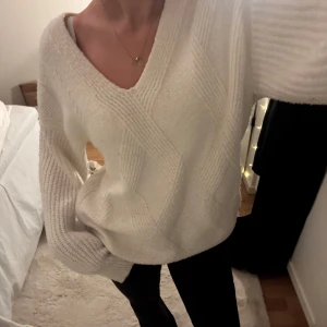 Stickad tröja  - En jättefin o h skön stickad tröja från nakd. Säljer då den inte kommer till användning. Storlek xs men skulle säga att den passar s/m också då den är lite större. Pris kan diskuteras. Skriv vid funderingar💕