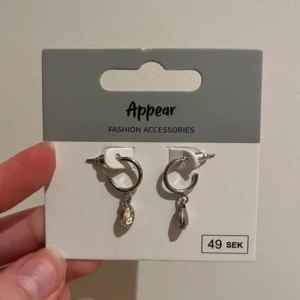 Örhängen - Silvriga örhängen med diamanter från Appear, aldrig använda eftersom jag använder guldfärgade smycken, fint skick🤩 original priset är 49kr, skriv vid frågor🫶