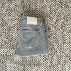 Jacob Cohen jeans  - Säljer ett par snygga jeans från Jacob Cohen. Jeansen är i nyskick förutom att fickor är förstorade men det är gjort av en sömmerska så märks inte. Storleken är 28. Vid fler frågor eller funderingar är det bara att höra av sig👍