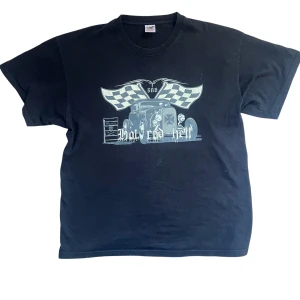 Svart t-shirt med tryck från Fruit of the Loom - Cool svart t-shirt från Fruit of the Loom med en  hot rod på 🙌
