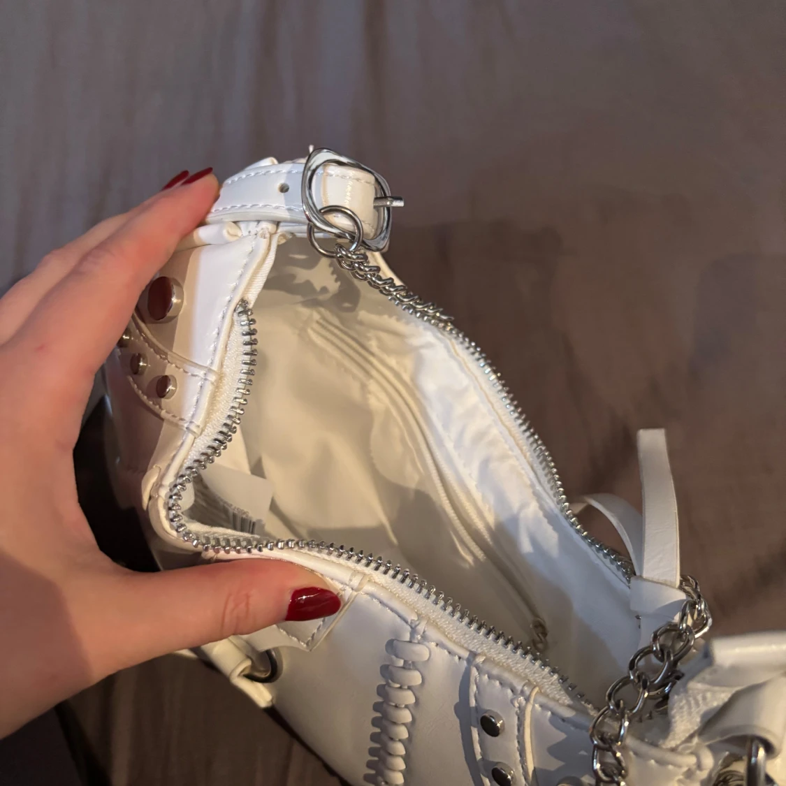 Vit axelväska med kedjedetalj - 2