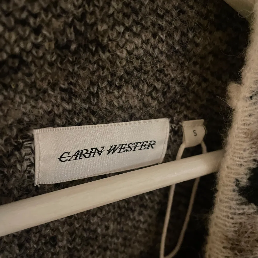 Super fin stickad tröja!!. Neuleet.