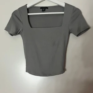 Fina tröjor - De är köpta på New yorker för cirka ett år sedan, den gråa har använts mindre än den vita. Ifall man vill ha fler bilder så är de bara att skicka dm! Den gråa är i storlek Xs