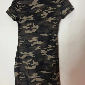Camouflage klänningar - En klänning med t shirt form och en klänning med linne form, är mammas klänningar för många år sen och passar inte längre men är i bra skick